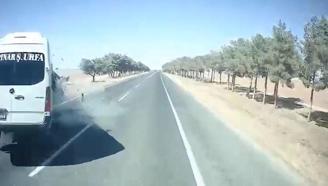 Minibüsle otomobilin çarpıştığı, 1 kişinin öldüğü kaza kamerada