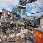 2 katlı ev, yangında kullanılamaz hale geldi