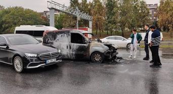 İstanbul - Bayrampaşa’da hafif ticari araç alev alev yandı