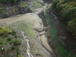 Yuvacık'ta su seviyesi yüzde 18'e geriledi; köprü yeniden gün yüzüne çıktı