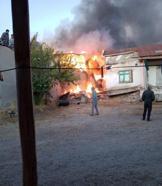 Köyde çıkan yangında 2 ev, ahır ve samanlık zarar gördü / Video eklendi