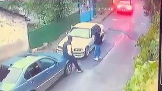 İstanbul- Ümraniye'de otomobille gelip rastgele ateş açtılar, bir kişi kaçırıp darbettiler; o anlar kamerada