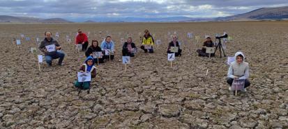 Kuruyan gölde, daha önce çekilen kuşların fotoğraflarıyla kuraklığa dikkat çektiler