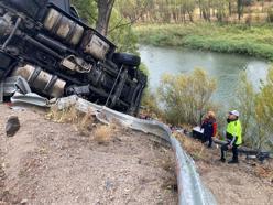 Devrilen TIR'da sıkışan sürücü 2 saatlik çalışmayla kurtarıldı