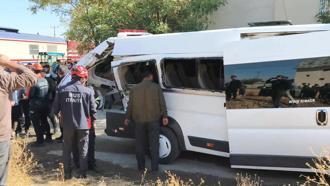 Yolcu treni servisi minibüsüne çarptı; 17 öğrenci yaralandı / Ek fotoğraflar