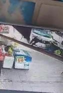 Yolcu minibüsü kaldırımdaki 2 kişiye çarptı; kaza kamerada