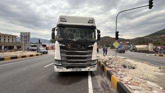 Futbol maçından dönen sporcuları taşıyan minibüs TIR'la çarpıştı; 9 çocuk yaralandı
