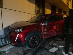 İstanbul - Eyüpsultan'da yokuş aşağı inen otomobil park halindeki 8 araca çarptı