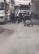 İstanbul - Büyükçekmece'de TIR şoförlerinin tekmeli yumruklu sopalı kavgası kamerada