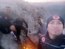 İnceleme için çıktıkları dağda kaybolan 2 mühendis, bulunup askeri helikopterle kurtarıldı (2)