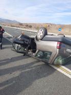 Traktöre çarpan otomobil devrildi: 5 yaralı