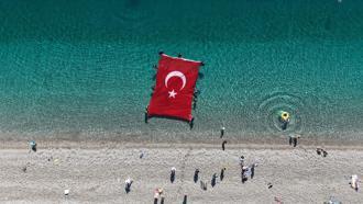 Bayramı su altında bayrak açarak kutladılar