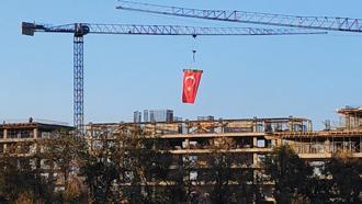 Malatya'da, vinç operatörü 35 metre yükseklikte Türk bayrağını dalgalandırdı