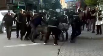 Seyyar satıcının, arabasını zabıtaya vermemek için direndiği anlar kamerada