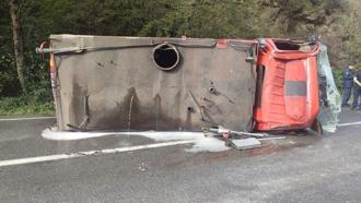 Yangına müdahaleden dönen itfaiye aracı devrildi: 2 yaralı