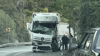 İstanbul - Eyüpsultan'da 2 TIR'ın çarpıştığı kazada şoför sıkıştığı yerden kurtarıldı
