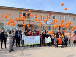 Öğrenciler, lösemili çocuklar için gökyüzüne balon bıraktı