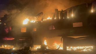 Adana'da 3 katlı hırdavat dükkanında yangın