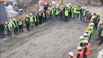 İstanbul - Başakşehir'de inşaat işçilerinden 09.05'te Ata'ya saygı duruşu