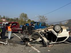 Ehliyetsiz sürücünün kullandığı otomobille kamyonet çarpıştı; 1 ölü, 2 yaralı
