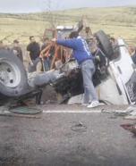 Yolcu otobüsüyle çarpışan kamyonetin sürücüsü öldü, 2 arkadaşı yaralı