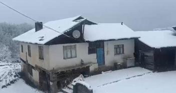 Sivas'ta yüksek kesimlere kar yağdı