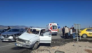 Kütahya’da iki otomobil çarpıştı; 1 yaralı