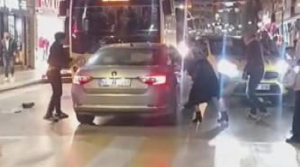 Ters yöne girip, 2 yayaya, iş yerine ve araçlara çarpan alkollü sürücü, darbedildi ; olay anı kamerada