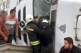 Devrilen kamyonda sıkışan sürücü yaralandı