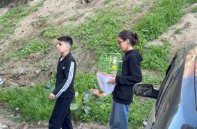 Yangında dumanın kapladığı apartmandaki evlerinden kafesteki kuşu ile çıktı