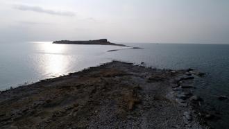 Çarpanak Adası'nda ortaya çıkan antik yola, olası boğulma vakalarına karşı uyarı levhaları asıldı