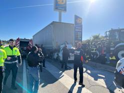 Otomobil, TIR'a arkadan çarptı; öğretmen öldü