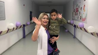 3,5 yaşındaki Oğuzhan, 'Dünya Prematüre Günü'nde doktorunu ziyaret edip, çiçek verdi