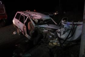 Alkollü sürücünün kullandığı otomobil elektrik direğine çarptı; Anne ve kızı yaralandı