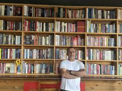 Bodrum'da büfesinde 800 kitaptan oluşan kütüphane kurdu