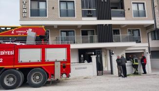 Apartman dairesinde çıkan yangını itfaiye söndürdü