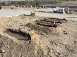 Zehirlenme şüphesiyle hayatını kaybeden aile; baba, 2 çocuğu ve eşinin yanına defnedildi