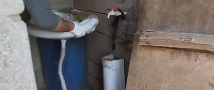 Lavabo musluğuna bağlı düzenek ortaya çıkarıldı; yerin altından 3,5 ton kaçak motorin çıktı