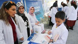 Sağlık personeli ile sahaya inen ilkokul öğrencileri, 'Sağlık Elçisi' oldu