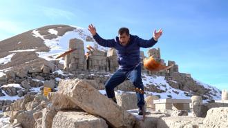 Türkücü Aydın Aydın, yapay zekaya karşı sazını parçaladı