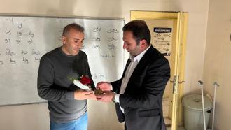 Yüksekovalı baklavacı, köy okullarındaki öğretmenlere baklava ikram edip, gül takdim etti