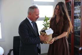 Çeşme'de 24 Kasım'a özel öğretmenlere turunç fidanı hediyesi