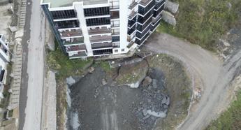 İnşaat alanında toprak kayması: 70 kişi evlerinden tahliye edildi/Ek fotoğraflar