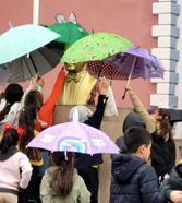 Öğrenciler yağmur altında Atatürk büstünü şemsiyeyle korudu