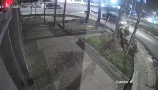 Motosiklet ile otomobilin çarpıştığı kaza kamerada: 1 yaralı