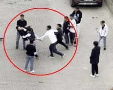 Siirt’te iki grup arasında çıkan tekmeli ve yumruklu kavgada kamerada: 3 yaralı