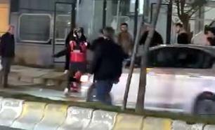 İstanbul - Beylikdüzü’nde motokuryeye laf atan adamı kaskla darbettiler