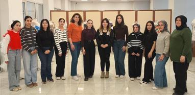 Atık materyallerden giysi tasarladılar