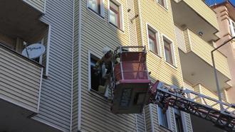 Kars'ta 6 katlı binada yangın; 1'i çocuk 3 kişi dumandan etkilendi