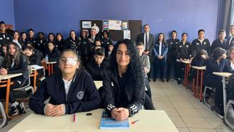 Yüksekova Kadın Futbol Takımı'ndan tedavi gören Rümeysa'ya moral ziyareti